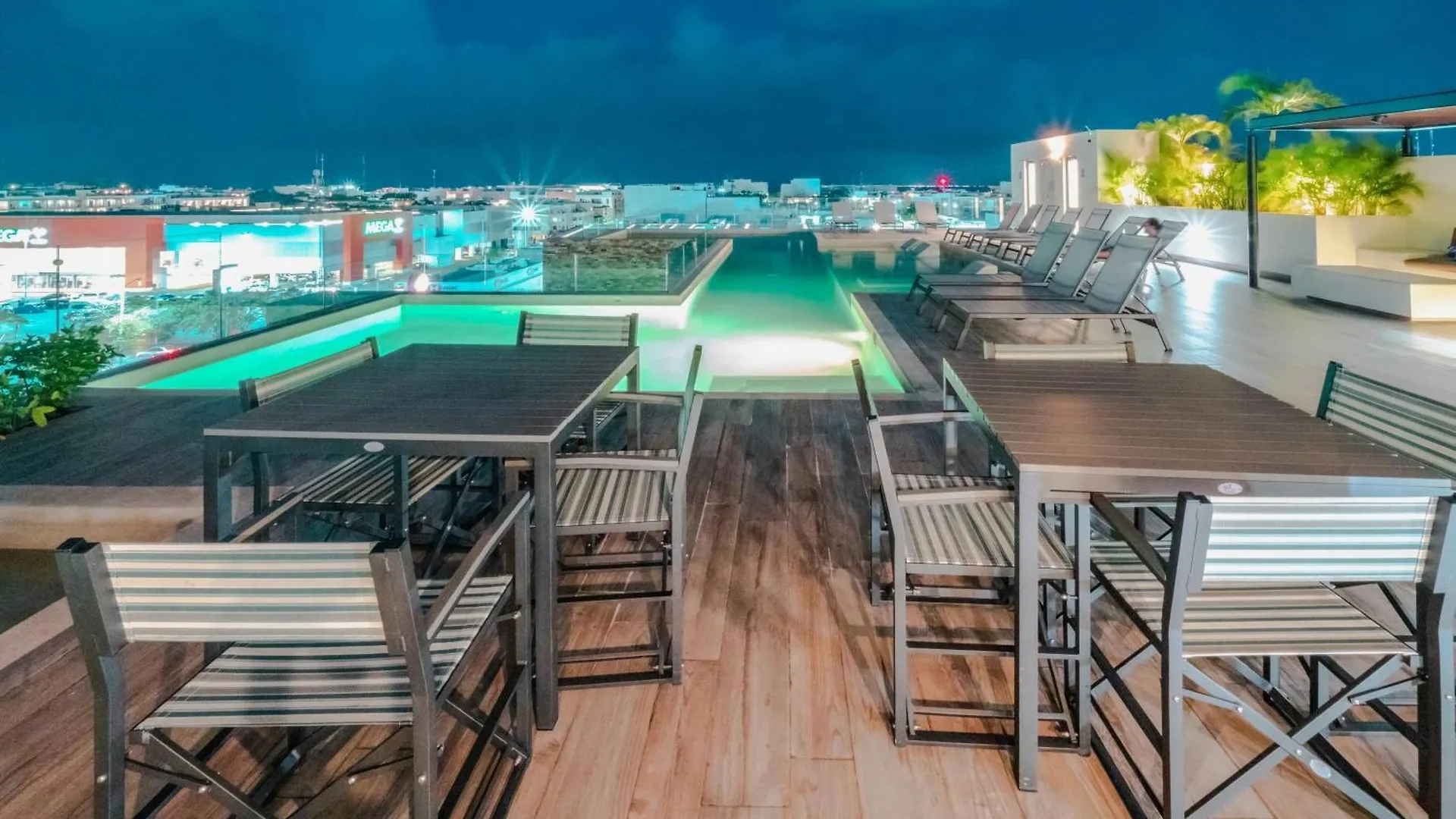 Veranda 210 Condo - Downtown, - At Veranto Condos With Rooftop Pool Playa del Carmen 0*,  Mexikó